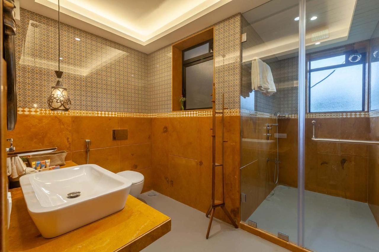 Villa Sereno By Stayvista - An Elegant And Entertaining Retreat Featuring A Swimming Pool, Outdoor Jacuzzi, Modern Interiors, And A Snooker Table Alībāg Ngoại thất bức ảnh
